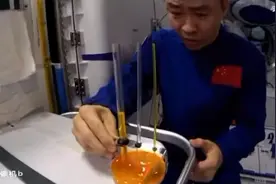 用两米吸管在太空喝水、扳手自动翻跟头，一文速懂“天宫课堂”实验课图片