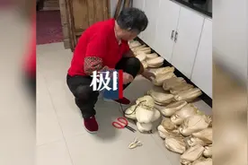 老太太细心修剪几十捆苞米叶，女儿：送给亲友蒸馒头用图片