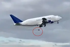 惊险一幕被拍下！起飞不久轮胎掉落 波音747货机仍飞了11个小时图片