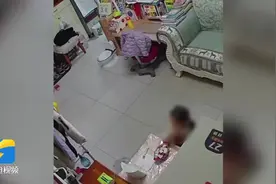 惊险！3岁女童吃薯片被卡险窒息，宝妈用海姆立克法紧急施救图片