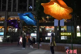 重庆街头现“开花路灯”行人经过乐开花图片