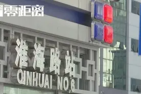 女子被撞受伤！宠物狗守护主人，并跳上担架陪伴图片