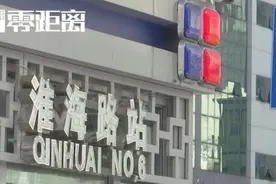 女子被撞受伤！宠物狗守护主人，并跳上担架陪伴图片
