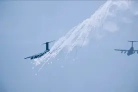 运-20生产车间罕见曝光！机翼是毫米弹丸“打”出来的图片