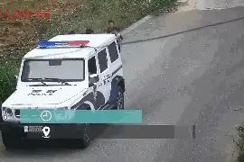 男孩们路遇警车激动敬礼，接下来的“体验”超暖图片
