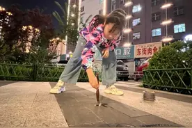 88岁老爷爷6年免费教书法，很多孩子慕名而来……图片