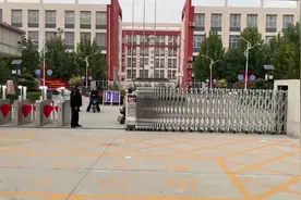 小学生出校门空翻后跳上电瓶车后座，爸爸：他学武术两年图片