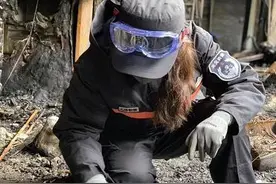 勘查火场、防火监督、画表情包……消防队里的蓝姐姐又飒又美图片