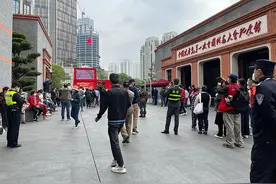 二十大时光｜中共一大纪念馆国旗广场，他们通过直播大屏收看盛会图片