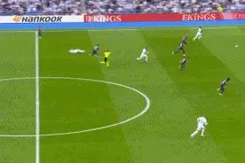 关键时刻还靠本泽马！皇马3-1巴萨，拿下西甲国家德比图片