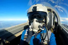 作为首批“飞豹”战机前舱女飞行员 她的履历写满优秀图片