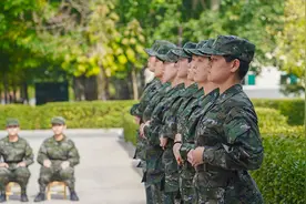 飒！武警女兵队列会操展英姿图片