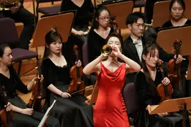 一脚在传统一脚在现代，刘雯雯唢呐协奏曲《一枝花》有何新意图片