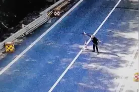 货车隧道内抛锚，驾驶员“借用”反光锥筒提醒来车避让视频封面