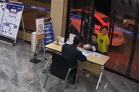 小学生捡到“十万元”交到派出所，拾金不昧的精神是真的图片