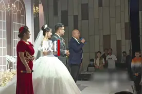 婚礼现场家属登台合唱《相亲相爱一家人》，氛围感拉满图片