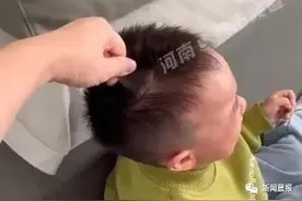 妈妈“发怒”揪住男孩头发，网友却给她点赞图片
