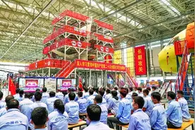 中国商飞上海飞机制造有限公司总装车间员工收看党的二十大开幕会图片