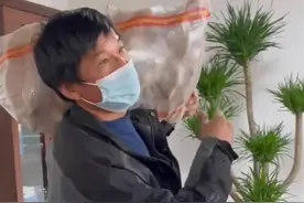 农户连续十年送特产感谢恩人，两位好人的温暖相遇图片