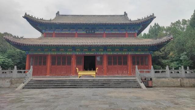 濮阳西水坡遗址出土的蚌壳龙虎图以及山西襄汾陶寺遗址出土的陶龙盘