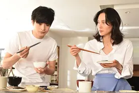 为何日本出现了很多50岁女性与30岁男性的情侣档？图片