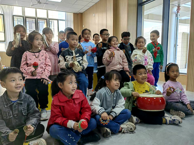 �����йܴ١�˫��������ʻ��ͯ�ǡ�������ɽСѧ�κ���ʱ�����Ӱ