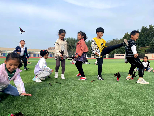 �����йܴ١�˫��������ʻ��ͯ�ǡ�������ɽСѧ�κ���ʱ�����Ӱ