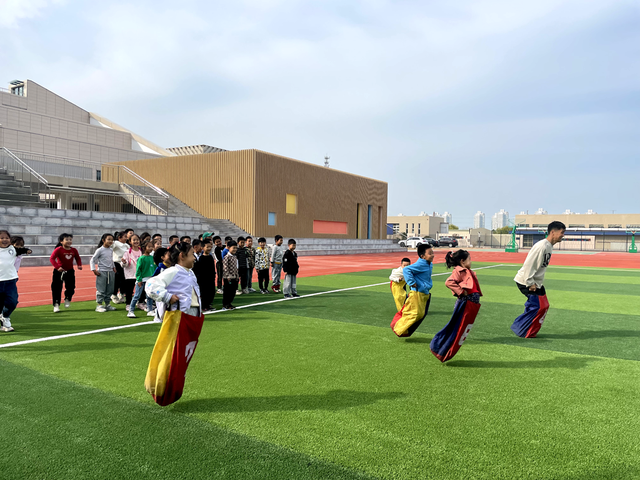 �����йܴ١�˫��������ʻ��ͯ�ǡ�������ɽСѧ�κ���ʱ�����Ӱ