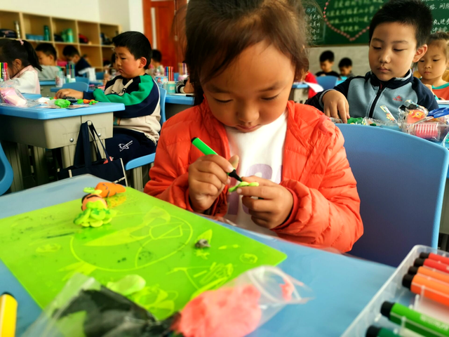 �����йܴ١�˫��������ʻ��ͯ�ǡ�������ɽСѧ�κ���ʱ�����Ӱ