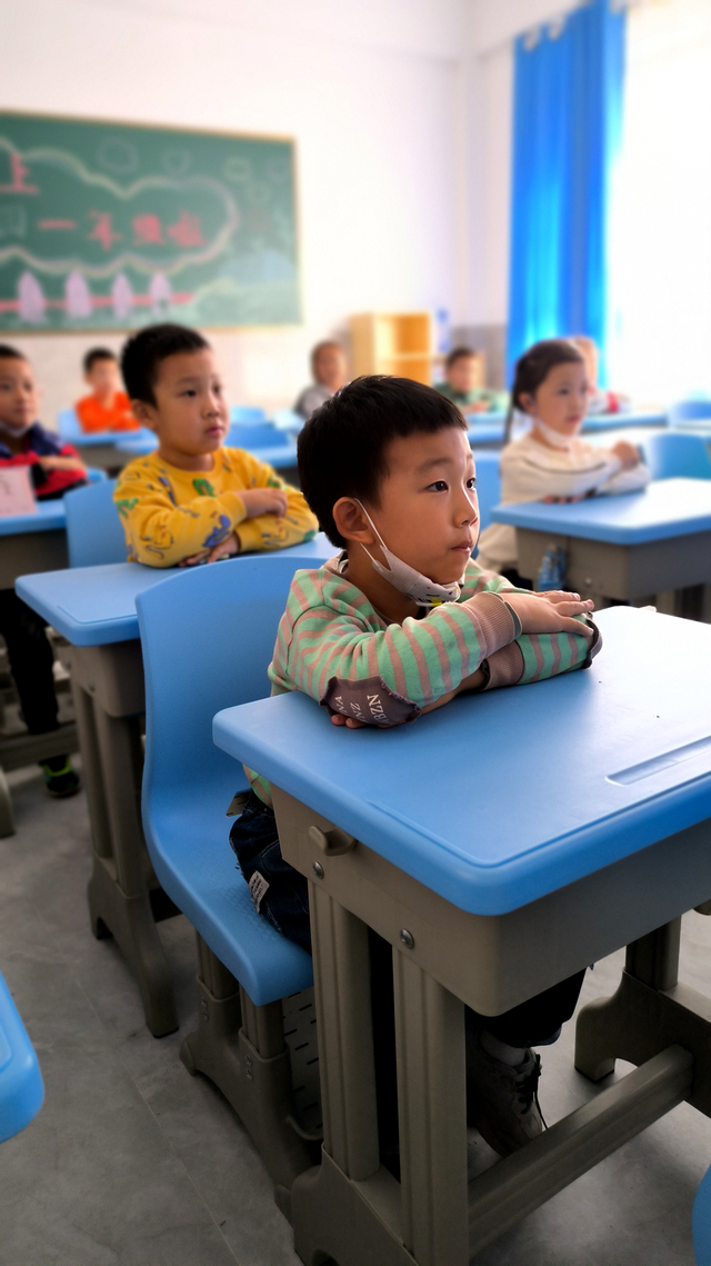 �����йܴ١�˫��������ʻ��ͯ�ǡ�������ɽСѧ�κ���ʱ�����Ӱ