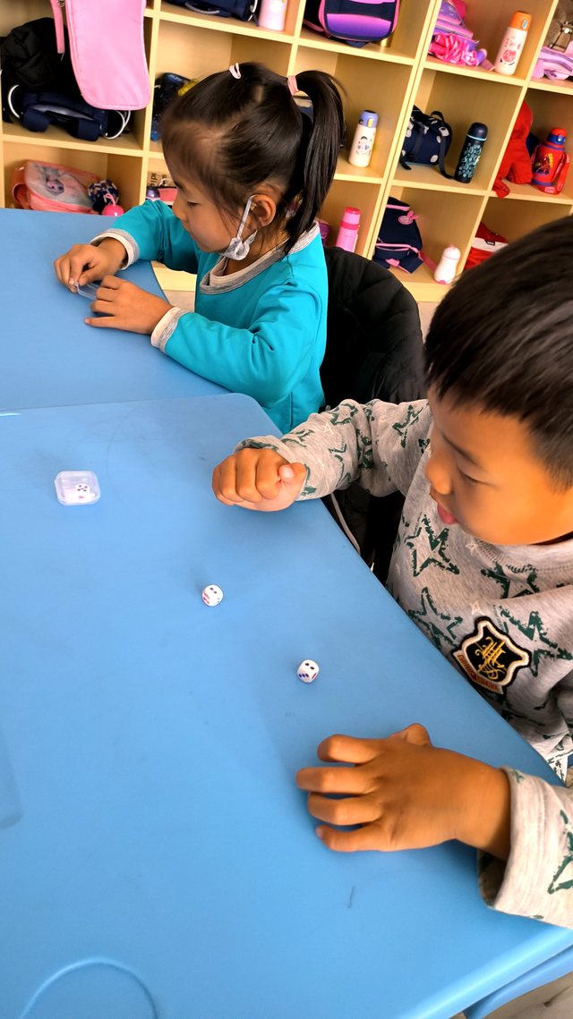 �����йܴ١�˫��������ʻ��ͯ�ǡ�������ɽСѧ�κ���ʱ�����Ӱ