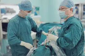 女子眼睛发胀竟是眼眶内长了肿瘤，专家另辟蹊径从鼻腔顺利取出图片