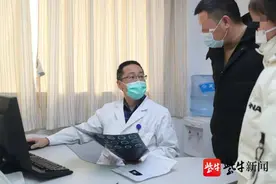 唤醒手术：头颅被打开后，老人在手术台上唱起了锡剧……图片