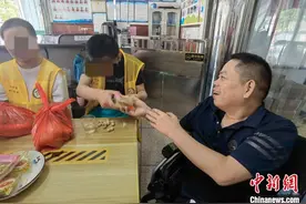 浙江温州轮椅上的创业者：十余年帮助残疾人致富图片