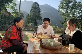 她把爱做饭的妈妈拍成网红，拥有350万粉丝却只卖农产品图片