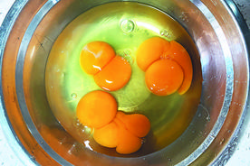 肥东一居民连打十个鸡蛋都是“双黄”不敢吃 专家这样解释图片