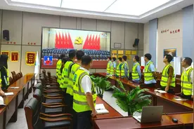 中建四局六公司一线建设者收听收看党的二十大开幕盛况图片
