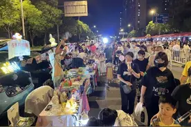 用百万豪车的后备厢摆摊，卖30元一捧的鲜花或10元一碗的凉粉，他们图啥？图片