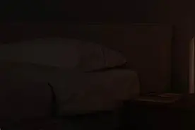 夜雨丨张践：陪娘睡觉图片