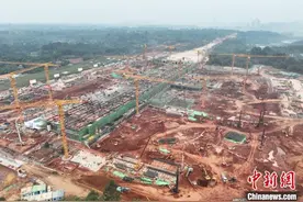 四川成都经自贡至宜宾高铁I级高风险龙泉山一号隧道贯通图片