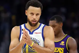 库里将首发出战今日勇士与太阳的比赛图片