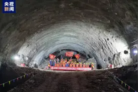 成自宜高铁龙泉山一号隧道顺利贯通图片
