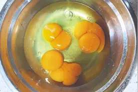 一居民连打十个鸡蛋都是“双黄”！不敢吃了……图片