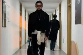 高校服装表演专业男生把楼道当秀场走：出于对专业的热爱，以后会经常参加图片