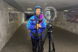 终日奔波不误诗和远方，青岛外卖小哥街头直播唱歌收获粉丝祝福图片