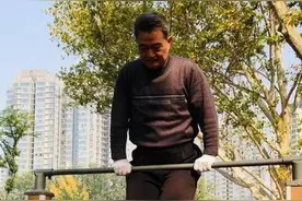 西安这群“老小伙”人人身手不凡 单杠上玩出精彩图片