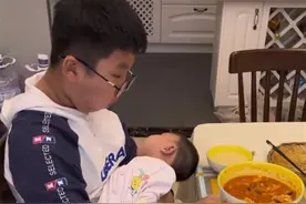 10岁哥哥抱着2个月大妹妹动作娴熟，上学都想带着她图片