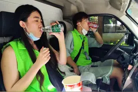 恋爱果然还是要看别人谈？短视频里的“情感代糖”不能代替真实情感图片