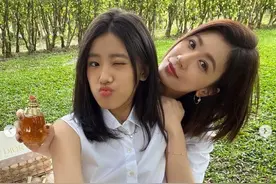 梧桐妹躺床美照有亮点！网急喊「舅舅快买高领」她回应笑翻图片