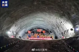 成自宜高铁龙泉山一号隧道顺利贯通图片